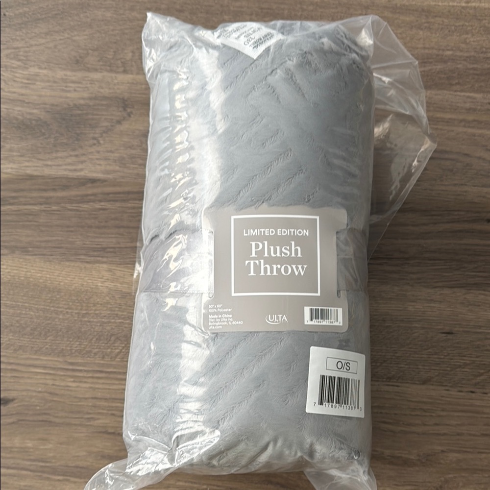 NWT Ulta Beauty Gray Plush Throw Blanket